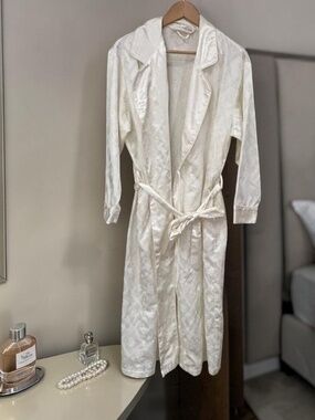 Victoria's Secret Vintage White Robe Belted Size XS/S Long Sleeve Floral